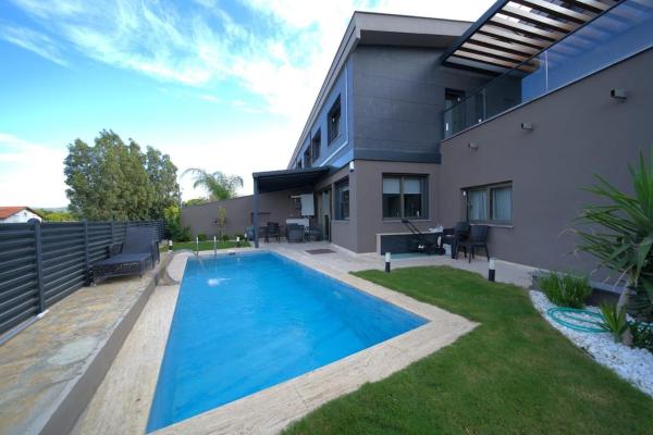 Luxury Villa in Urla Private Pool & Smart Home, Rezervovat  Hotely v Özbek s bazénem, Bazén