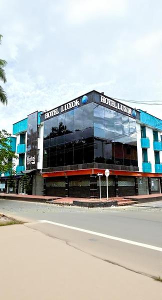 Hotel Luxor Plaza, Rezervovat  Meta hotely s bazénem, Bazén