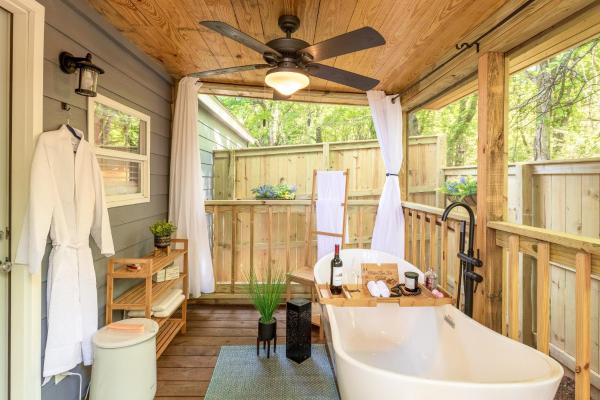 The Small Modern Villa Outdoor Tub-Unit B, Rezervovat  Madison hotely s parkováním, Parkování