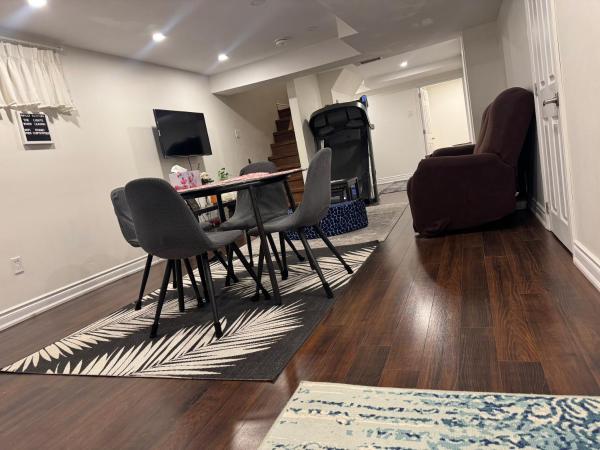 Stylish 2Bedroom Basement Suite in Oakwood Village, Rezervovat  Ontario hotely s parkováním, Parkování