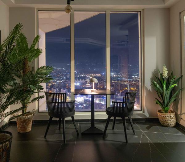 Digital Nomad Penthouse - 250m2 with 5 Bedrooms and Fast Wi-Fi - Monitors Included, Rezervovat  Hotely v Skopje s parkováním, Parkování