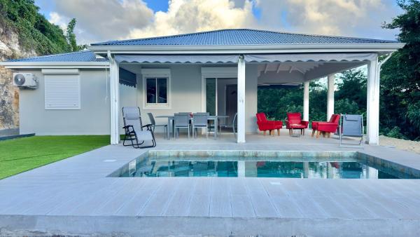 Villa moderne avec piscine dans un écrin de nature, Rezervovat  Grande-Terre hotely s bazénem, Bazén