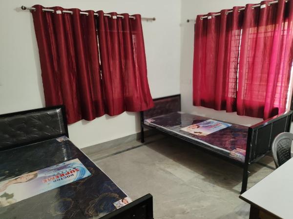 Urban Ladies Hostel at Chinar Park, Rezervovat  New Town West Bengal