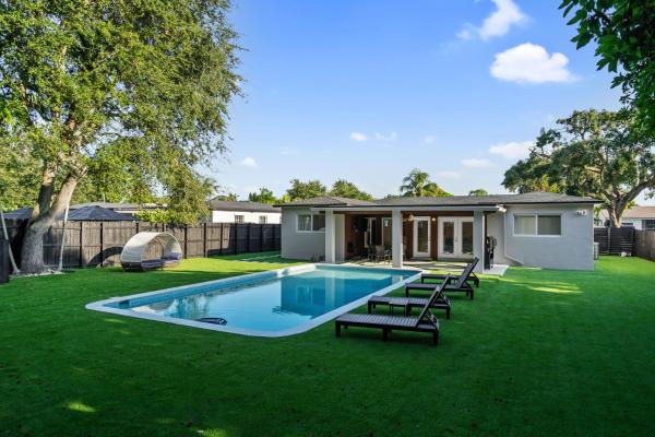 Tropical 4BR Villa with Pool, BBQ & Mini Golf Fun, Rezervovat  Gold Coast Heliport Florida
