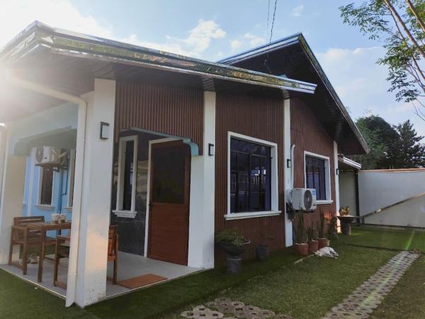 Hidden Koi Staycation - 2 Bedroom, Rezervovat  Luzon hotely s parkováním, Parkování