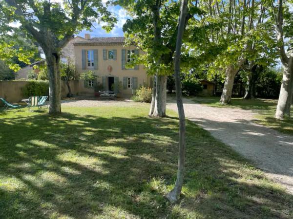 Villa des Platanes - Maison provençale avec jardin, parking & barbecue au cœur du vignoble du Château de Barbebelle Rognes - Proche Aix-en-Provence - 6 personnes, Rezervovat  Hotely v Rognes s parkováním, Parkování