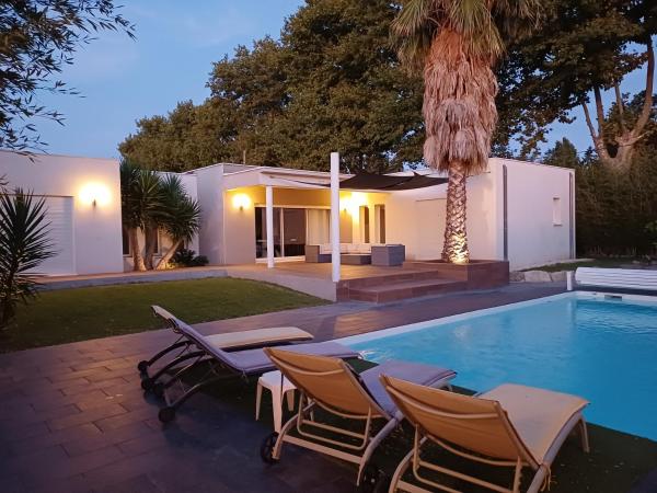 Villa d'architecte avec piscine chauffée, 4 chambres, à 30 mn Gruissan plage, Rezervovat  Aude hotely s parkováním, Parkování