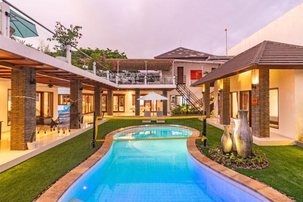 OLDLuxury 5BR with Villa Private Pool & Rooftop Lounge - Heart of Seminyak, Rezervovat  Badung hotely s bazénem, Bazén