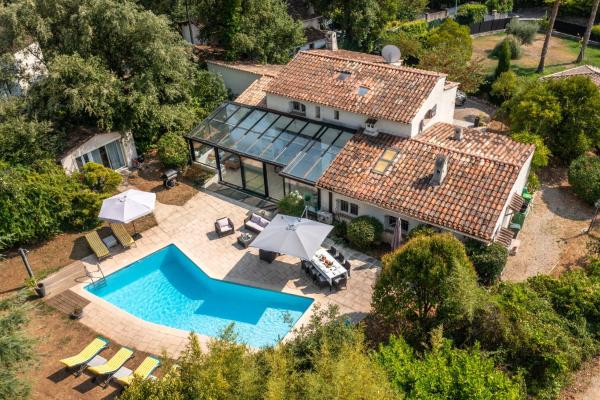 Villa Mazal, Rezervovat  Le Château hotely s bazénem, Bazén
