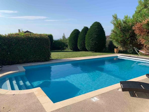 5 Bed Villa, 6 Baths, View and Beautiful Pool, Rezervovat  Hotely v Pays de Gex s bazénem, Bazén