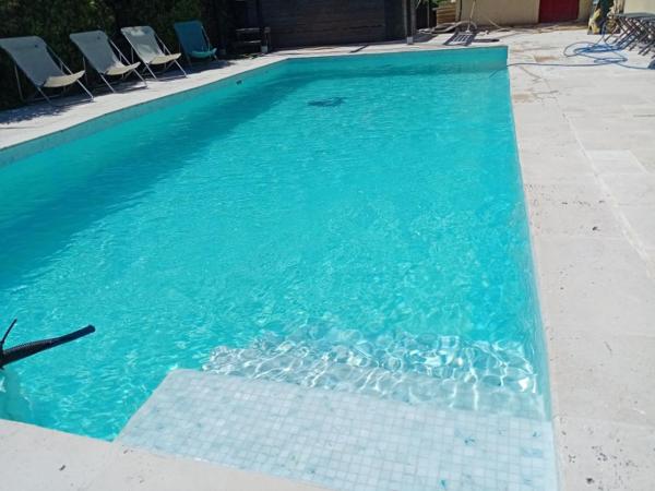 Le Val des Nymphes Petit déj compris, piscine, parking, Rezervovat  Colonzelle hotely s bazénem, Bazén