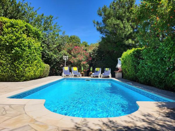 Villa in Saint-couat With Private Pool, Rezervovat Vila Fontcouverte hotely s parkováním, Parkování