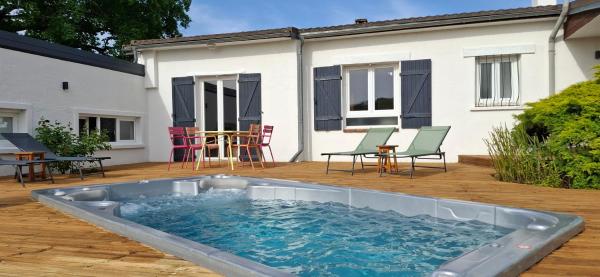 Villa Fêtes et SPA en pleine nature, Rezervovat  Villeneuve-sur-Yonne Burgundsko