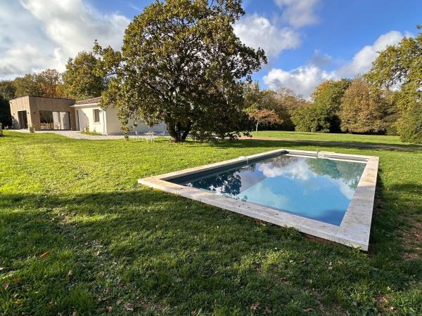 Villa Pavone, Rezervovat  Saint-Simeux hotely s bazénem, Bazén