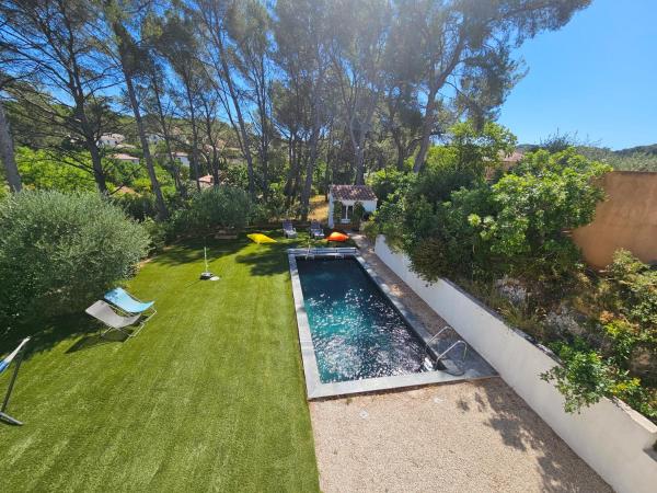 Villa sous les pins, Rezervovat  Hotely v Carros s bazénem, Bazén