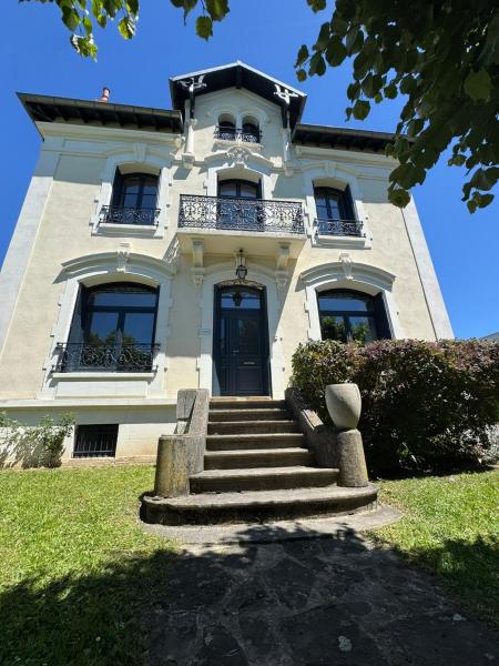 Villa des Troènes - centre ville - vue sur l'Allier avec Piscine, Rezervovat  Burgundsko hotely s bazénem, Bazén