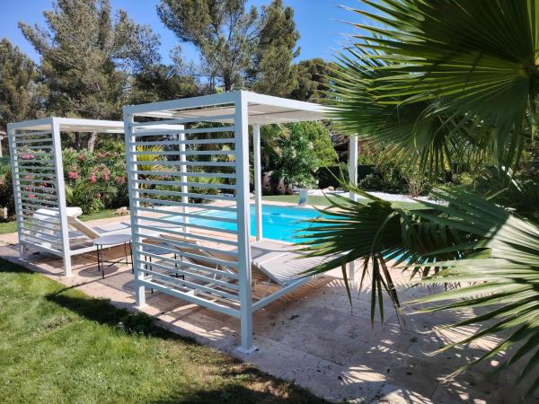 Villa avec piscine entre Marseille et Cassis, Rezervovat  Hotely v Carros s bazénem, Bazén