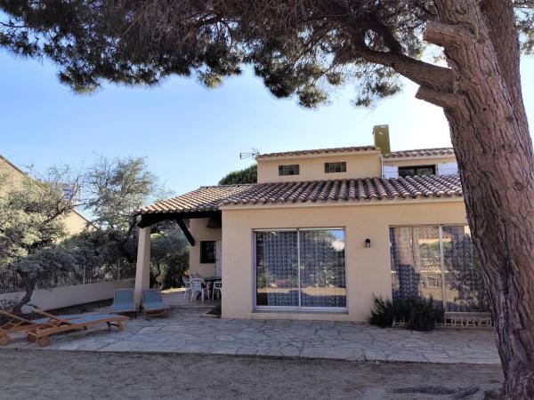 Grande villa, à deux pas de la plage, pinède et du grand Village de Noël, Rezervovat  Hotely v Corbières s parkováním, Parkování