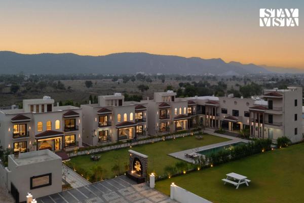 StayVista at Eleganza Villas with BBQ, Lawn, Bonfire, Rezervovat  Hotely v Rajasthan s bazénem, Bazén