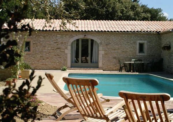 Villa spacieuse à Chamaret avec piscine privée, Rezervovat  Chamaret hotely s bazénem, Bazén
