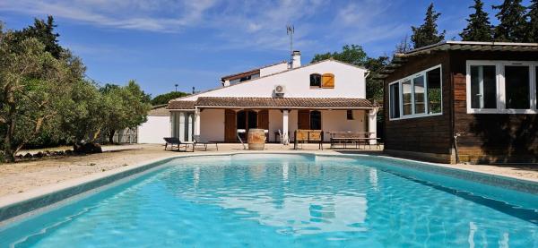 Villa en Provence avec piscine, Rezervovat  Hotely v Senas s bazénem, Bazén