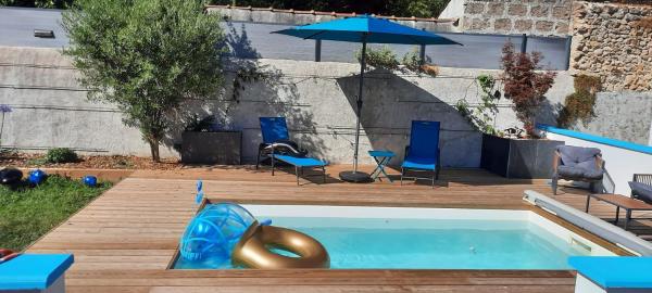 La Moustache Bleue, Rezervovat  Bouin 