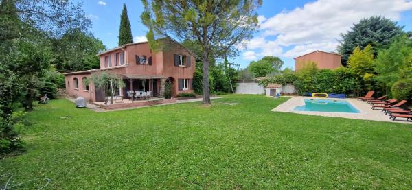 Villa Rosa peaceful haven 10m from Aix 11 guests, Rezervovat  Hotely v Carros s bazénem, Bazén