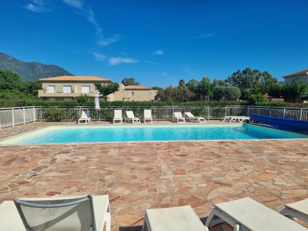 Mini Villa 200 m de la plage, Rezervovat  Korsika hotely s bazénem, Bazén