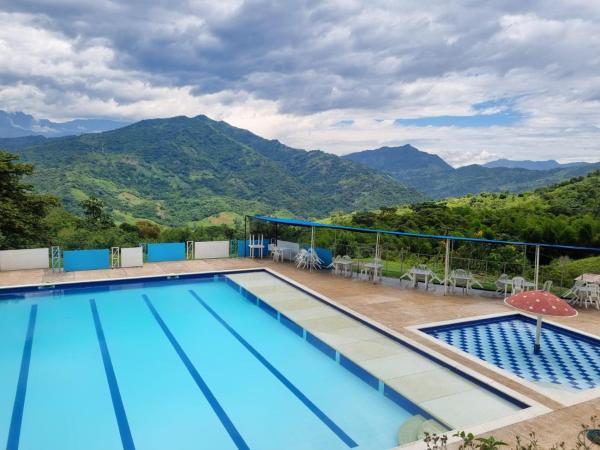 Pioneros Campestre, Rezervovat  Nocaima hotely s bazénem, Bazén