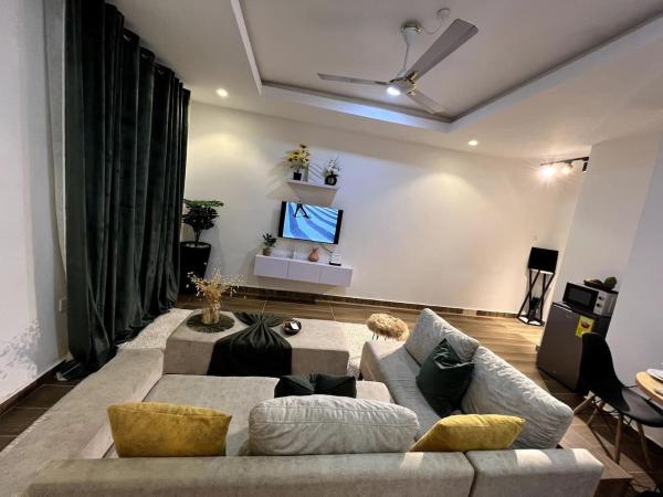 Cozy minimal suite, Rezervovat  Hotely v Greater Accra s parkováním, Parkování