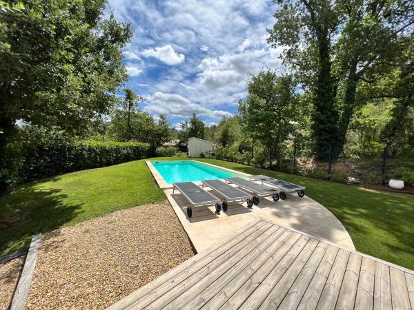 Luxury Villa with Pool en Provence, Rezervovat  Hotely v Carros s bazénem, Bazén