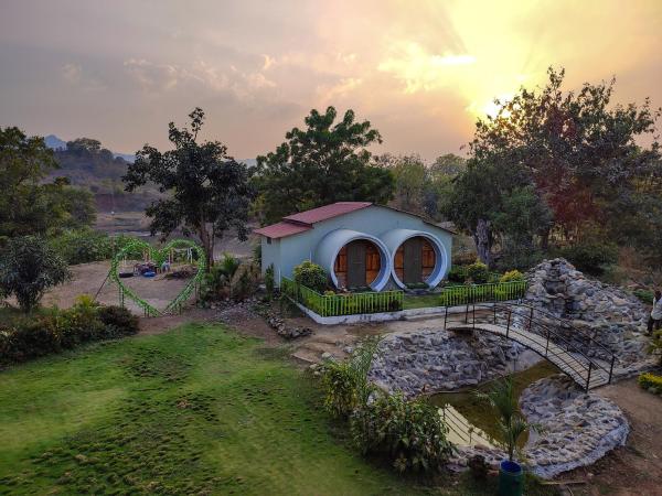 Van Vagdo Resort, Rezervovat  Garudeshwar hotely s bazénem, Bazén