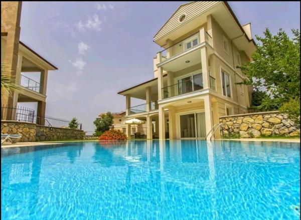 Villa Beatrice Large family villa, Rezervovat  Hotely v Fethiye Area s bazénem, Bazén