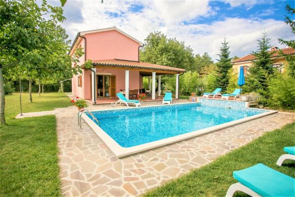 Pleasant Villa Valmonida with Pool, Sauna, Gym and BBQ, Rezervovat  Hotely v Central Istria s parkováním, Parkování