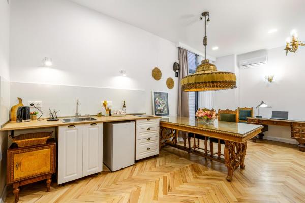Tourist Heaven - Rustaveli McDonalds Apartment, Rezervovat Apartmán Hotely v Tbilisi Region s parkováním, Parkování