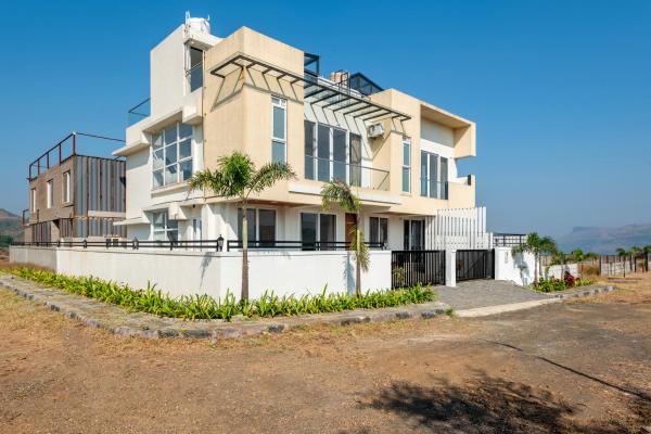 ELIVAAS White House 4-BHK Villa with Panoramic Hill Views, Glass Room, Outdoor Pool & Dam nearby, Rezervovat  Igatpuri 