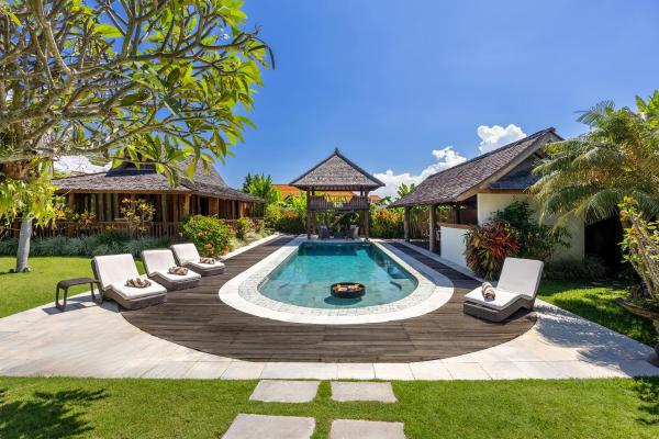 Refurbished Villa Lina by Optimum Bali - In the heart of Canggu 5 min ride to Echo Beach - La Brisa, Rezervovat  Badung hotely s bazénem, Bazén
