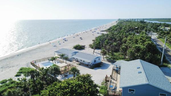 Seafarer Beach Resort - Ocean View with a Pool on the Beach, Rezervovat  Englewood Florida