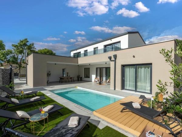 Villa in minj with swimming pool, Rezervovat  Hotely v Central Istria s parkováním, Parkování