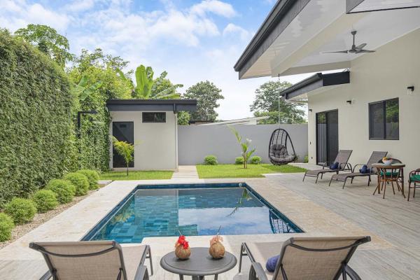 Brand New Villa! - Just 10 Mins Walk To The Beach, Rezervovat  Hotely v Puntarenas s bazénem, Bazén