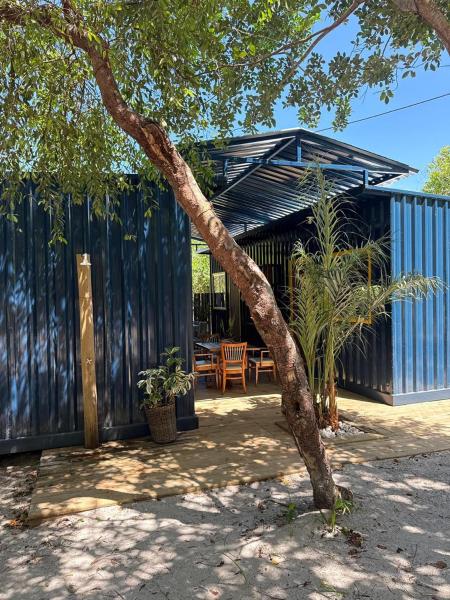 Container Azul na beira do rio e a poucos metros do mar em mogiquiçaba bahia, Rezervovat  Hotely v Bahia s parkováním, Parkování