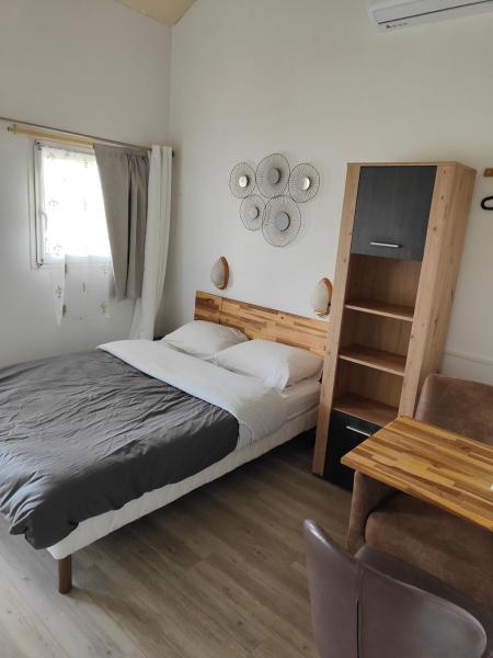 auberge la fermette, Rezervovat  Hotely v Le Tampon s parkováním, Parkování