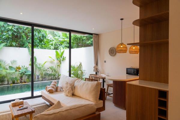 Modern 1BR Pool Villa with Balcony in North Canggu, Rezervovat  Bali hotely s bazénem, Bazén
