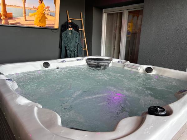 la suite prestige avec SPA SAUNA NETFLIX JARDIN, Rezervovat  Champigneulles 