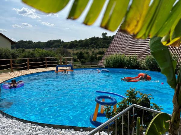 Ferienhof Henn, Rezervovat  Bavorsko hotely s bazénem, Bazén