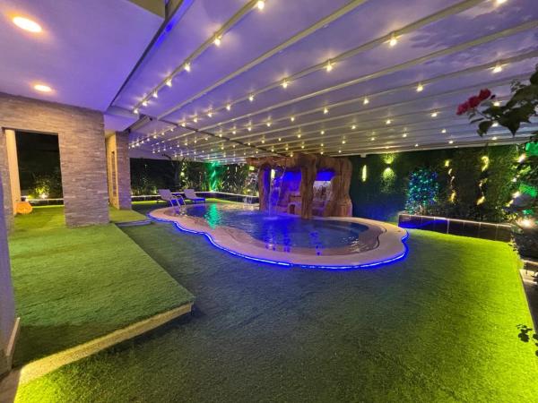 7 BR Smart House with Heated Pool, Waterfall, Garden, Rezervovat  Cairo Governorate hotely s bazénem, Bazén