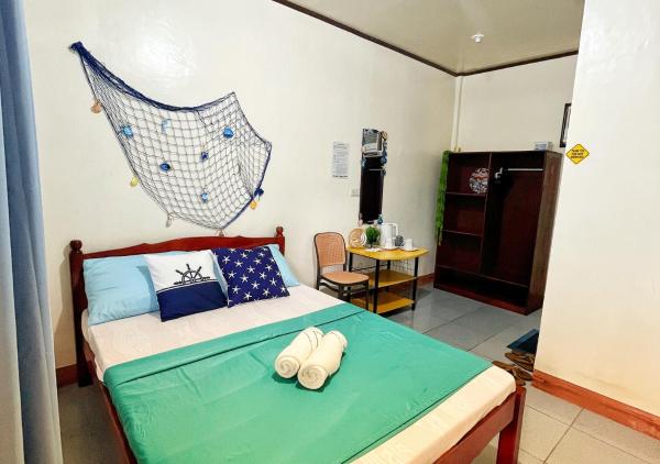 Comfortable Studio Near the Beach and Town Center with Free Parking by Bantayan Paw and Palm Stays, Rezervovat  Pooc hotely s parkováním, Parkování