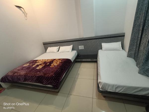 Hotel Madhuram 450 Mtr Ringus Railway STN, Rezervovat  Rīngas hotely s parkováním, Parkování
