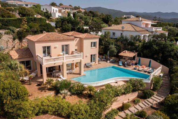 Villa de standing 12 couchages - vue sur mer - piscine à débordement chauffée, Rezervovat  Albitreccia Korsika