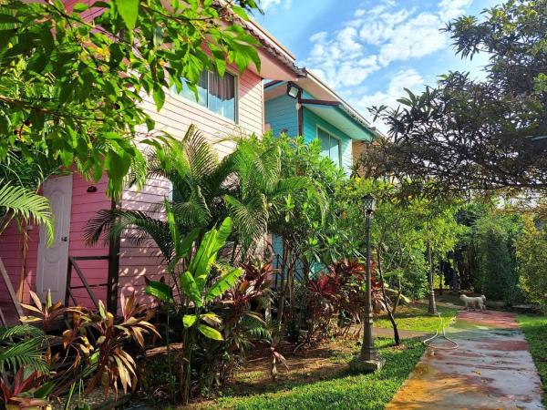 Ban Roi Pah, Rezervovat  Hotely v Central Thailand s parkováním, Parkování